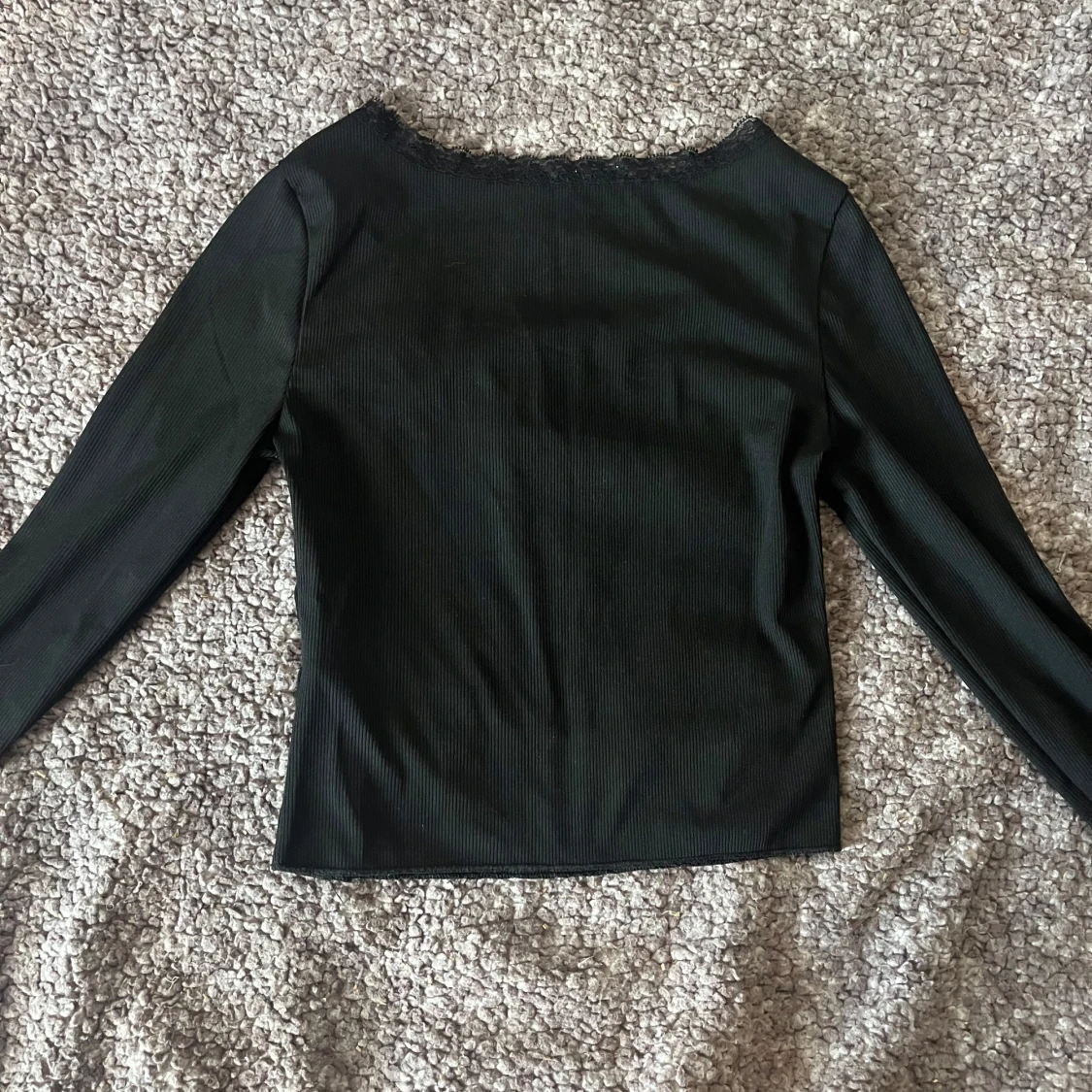 Svart ribbad lång ärmad tröja med spets och en rosett - 1