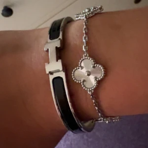 Harmens Två armband i silver och svart - Säljer även detta separat, de finns med i annonsen. Det är snyggt att bära dessa två tillsammans, stilrent och super snygga ihop! Alla mina smycken är rostfria och vatten tåliga. 