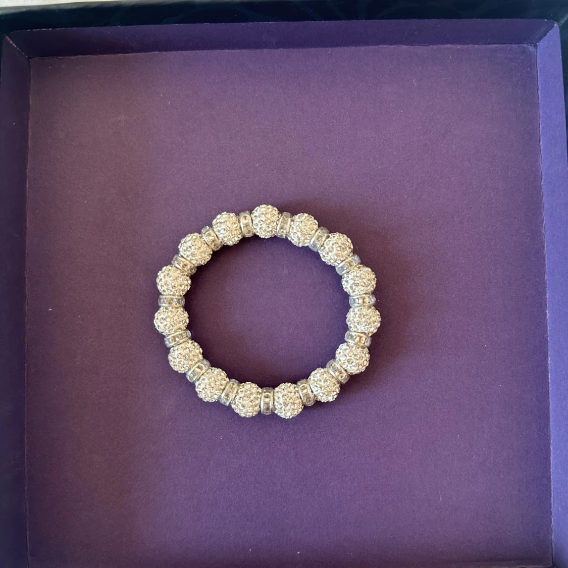 Glittrigt silverarmband med pärlor - 1