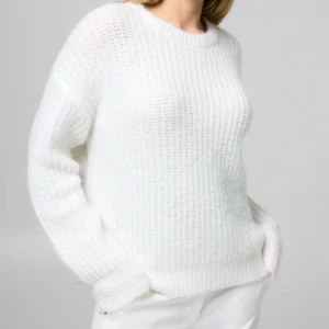 Vit oversized stickad tröja - Slutsåld vit stickad tröja ifrån bikbok, storlek xl men passar S-xl❣️jag bär S i vanliga fall som referens 