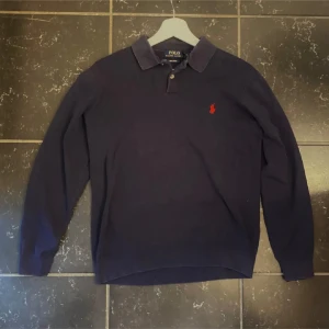 Ralph lauren Långärmad Piké - Riktigt bra skick och inga defekter. Passar mig perfekt som är 174. Stl S men hade också kunnat sitta som xs. Skriv för fler bilder elr frågor 😇