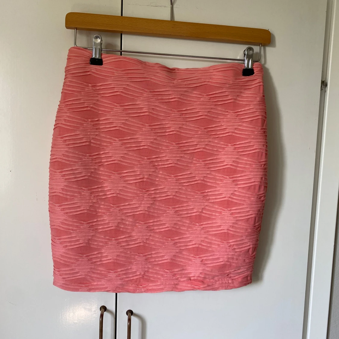 Rosa kortkjol med strukturmönster - 3