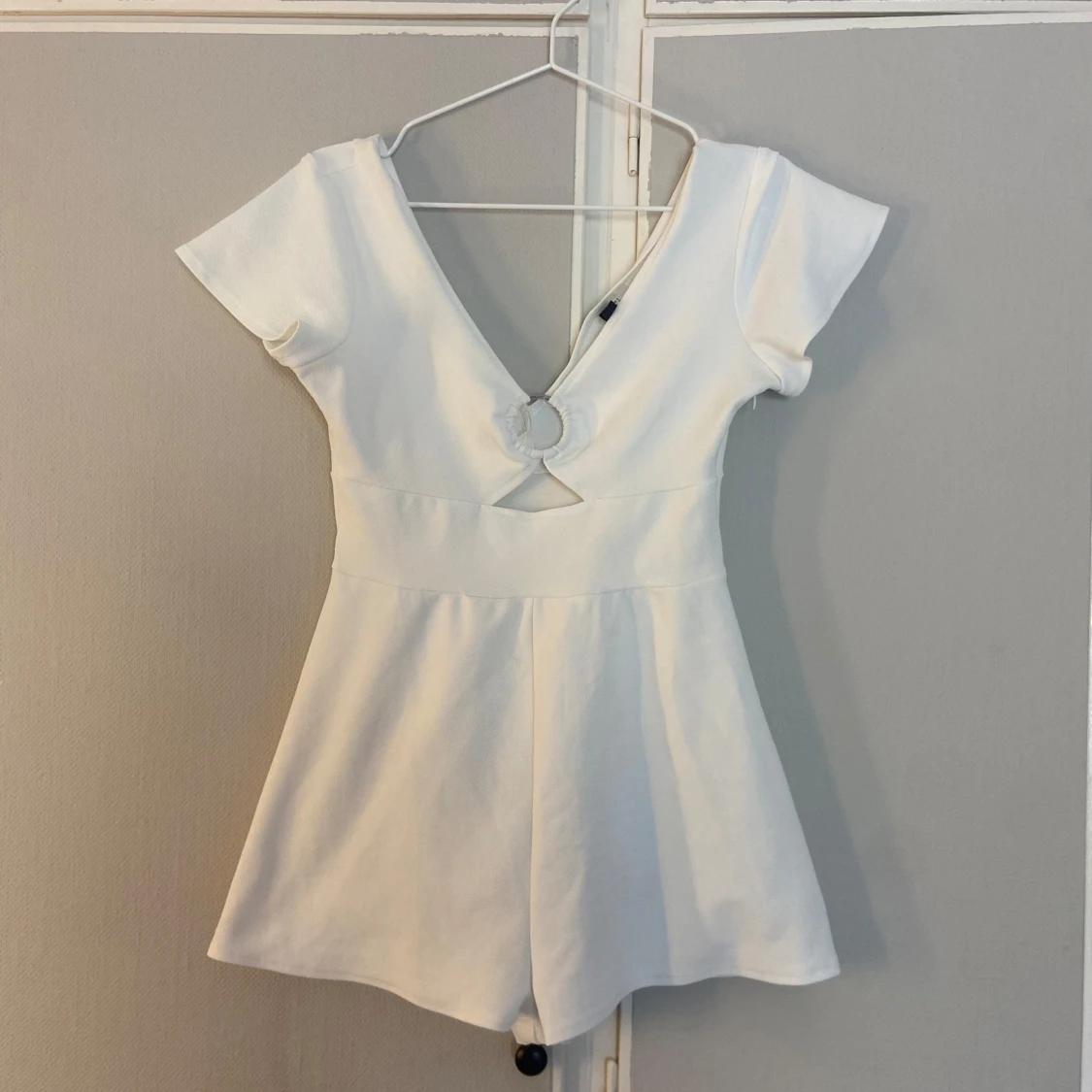 Vit kort shortsdress från H&M Divided