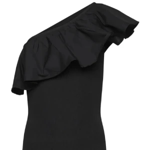 Svart oneshoulder topp med volang - Snygg svart oneshoulder topp med stor volangdetalj över axeln. Toppen har en tight passform och är perfekt för dig som vill sticka ut med en cool och trendig look. Enkel att matcha med både jeans och kjol. Säljer tröjan då den inte kommit till användning ❤️