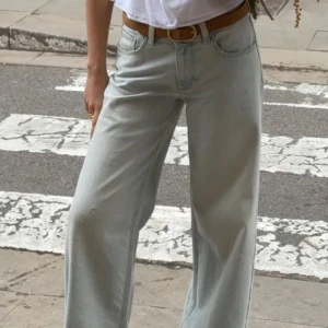 Ljusblå wide jeans - ”Low Waist Loose Jeans” från Nelly. Klassisk femficksmodell i jeansmaterial, perfekt för en avslappnad och trendig look. Passar grymt med en enkel t-shirt och sneakers.