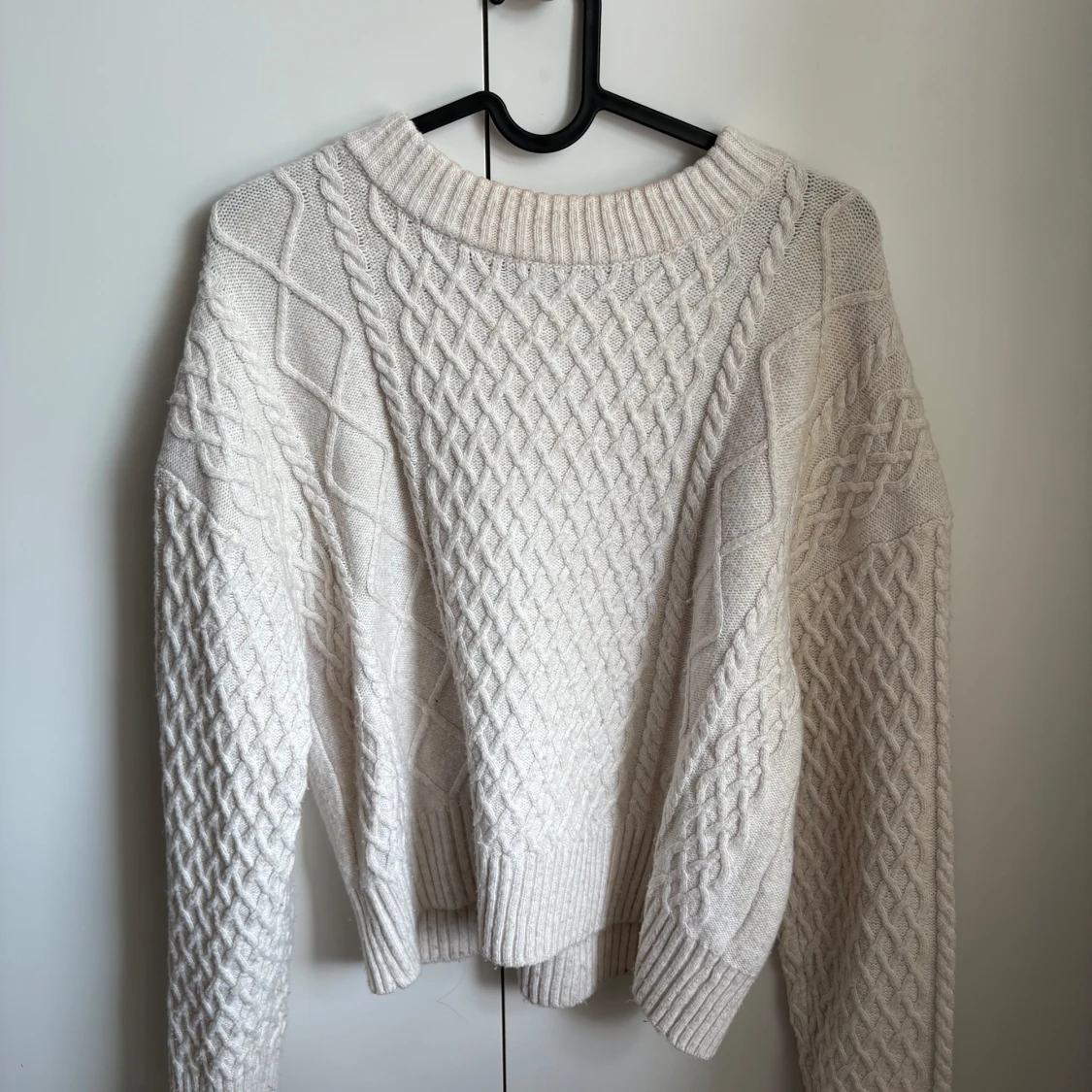 Beige stickad tröja med flätmönster från H&M