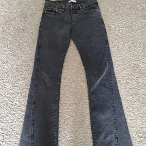 Grå bootcut jeans från Perfect Jeans - Snygga grå jeans från Perfect Jeans i bootcut-modell. Jeansen har klassisk femficksdesign, coola broderade bakfickor och en mörkgrå tvätt. Perfekta för dig som gillar en retroinspirerad look med lite utsvängda ben.