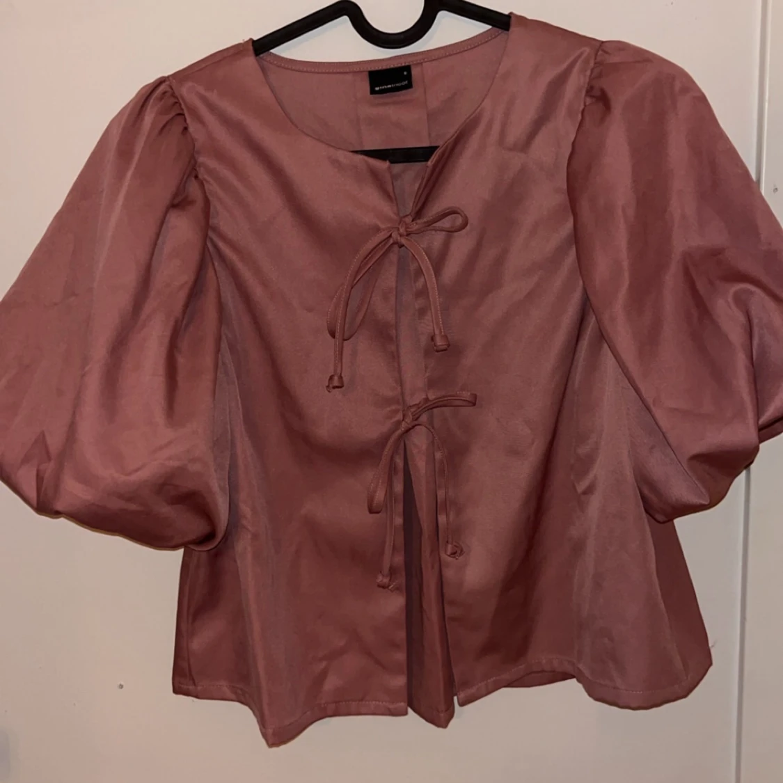 Rosa blus med puffärmar och knyt