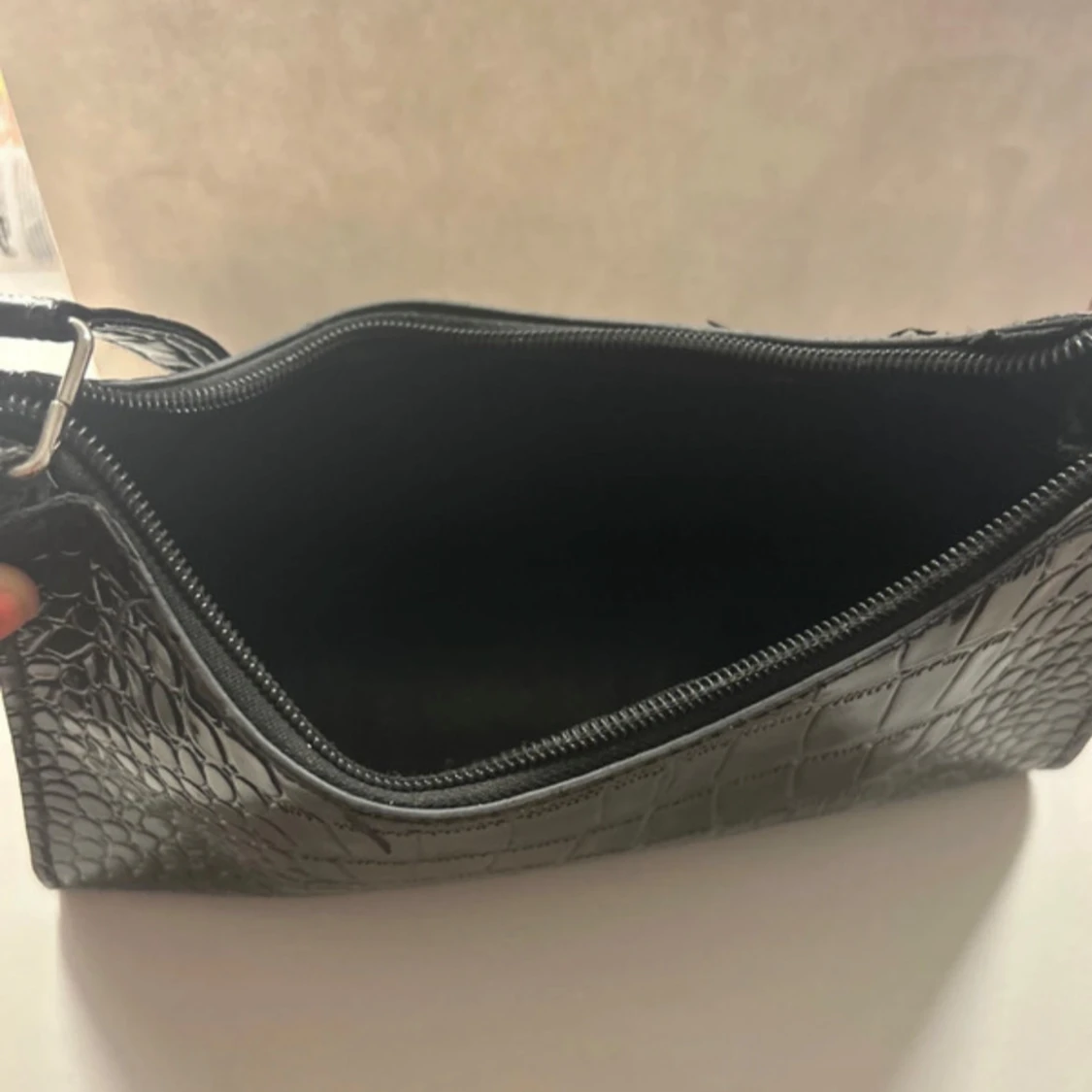 Svart axelväska i croco-imitation - 1