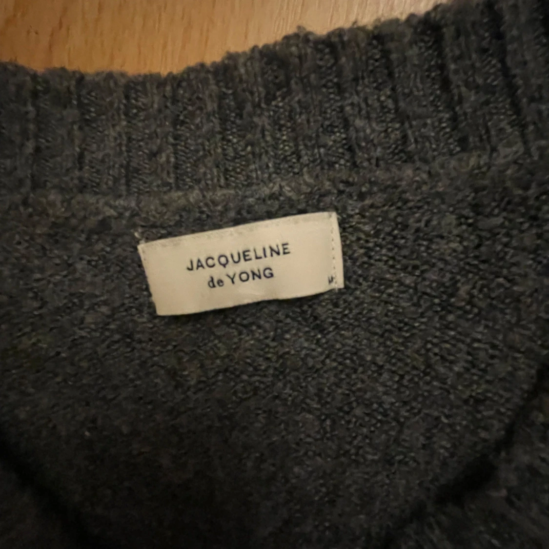 Mörkgrå stickad tröja Jacqueline de Yong - 1