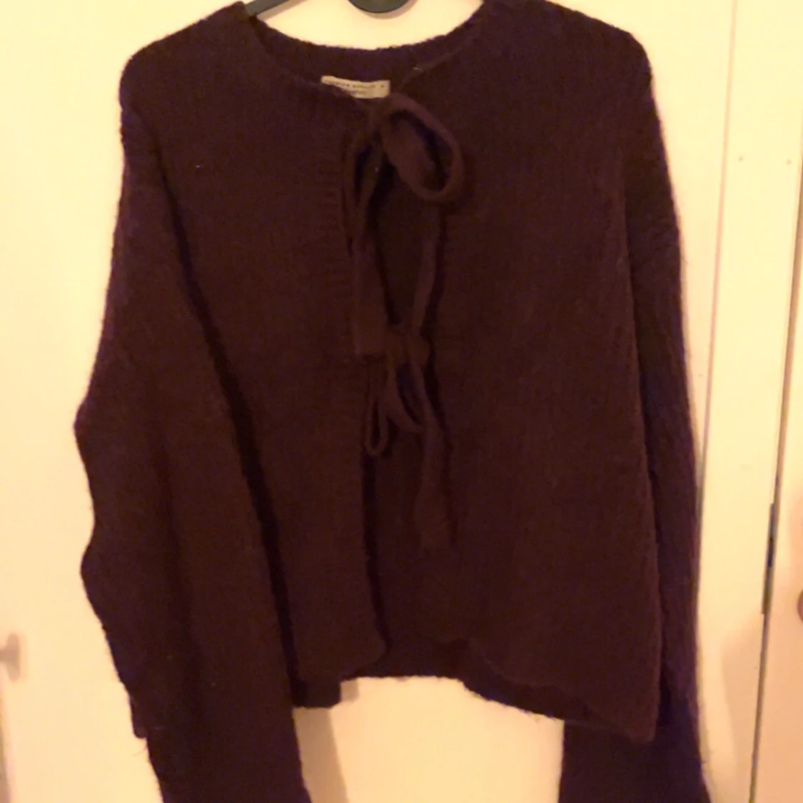 Mörklila stickad kofta med snörning