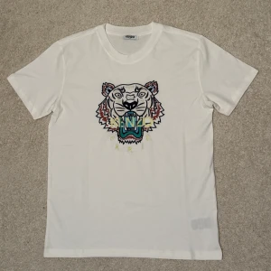 Vit Kenzo t-shirt  - Ny oanvänd vit t-shirt från Kenzo, storlek M.