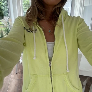 Hollister zip - En zip från Hollister i storlek XS. tröjan är i väldigt fint skick. Se liknande zip i min profil! E64
