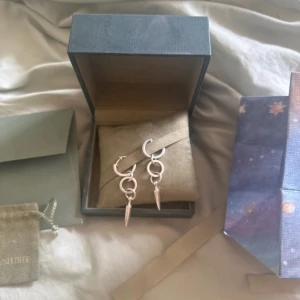  Maria Nilsdotter örhängen - Två stycken maria nilsdotter chaos queen örhängen i jätte bra skick!!! Nypris för vardera är 2975kr, säljer båda för 3599kr!!
