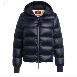 Svart dunjacka från Parajumpers xs/s - Hej jag säljer min parajumper för att jag använder inte den längre. Kvittot finns äkta såklart, köpte den för ungefär 9 månader sen. Snygg svart dunjacka från Parajumpers med huva och quiltad design. Jackan har dragkedja framtill, ribbade muddar och en patch på ärmen. Perfekt för kalla dagar och riktigt skön att bära. Klassisk pufferstil som funkar till allt.
