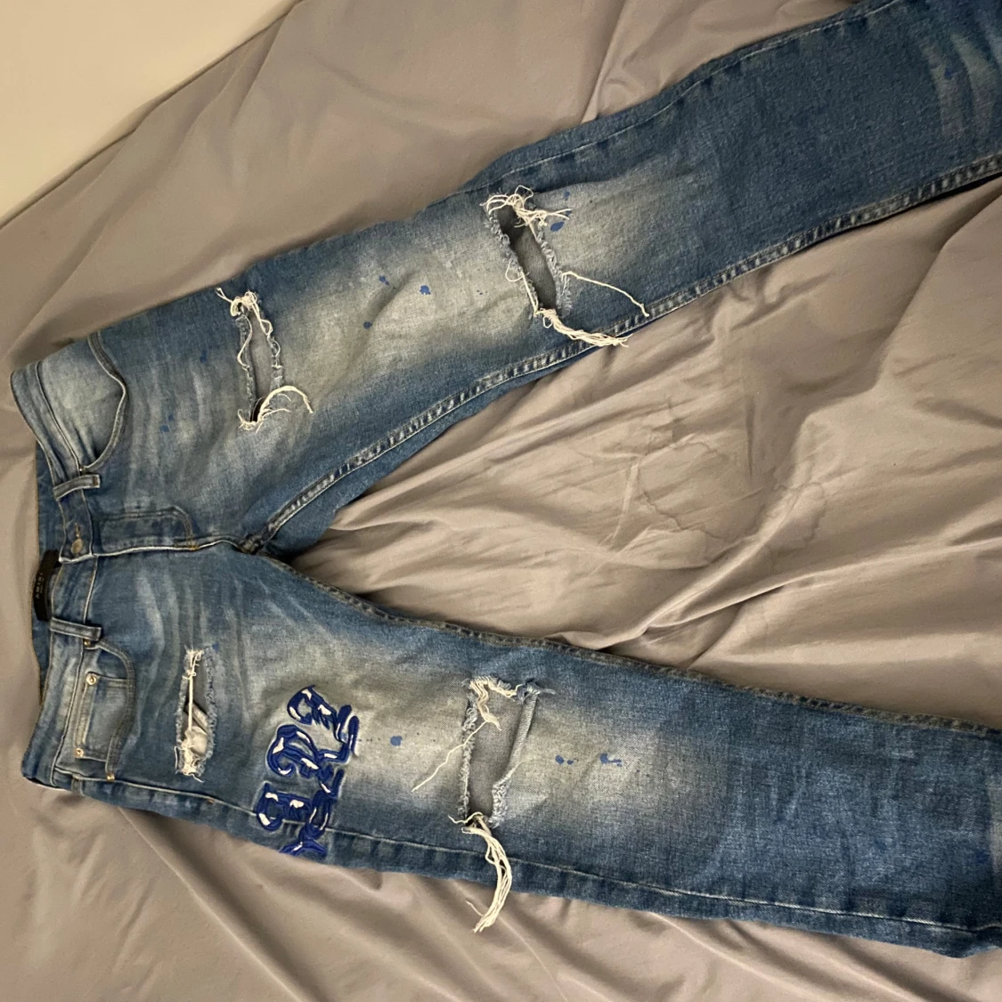 Blå slitna jeans med blå tryck - 2