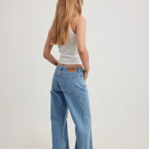 Blå wide jeans från NA-KD - Säljer ett par ljusblå jeans från NA-KD. Skriv privat för egna bilder! Endast använda en gång! Superfina och bekväma jeans, är 165 och dom är rätt långa på mig så passar även längre🤗