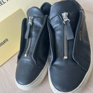 Axel Arigato skor  - Axel Arigato skor stl 39. Originalkartong med dustbag. I använt men bra skick 