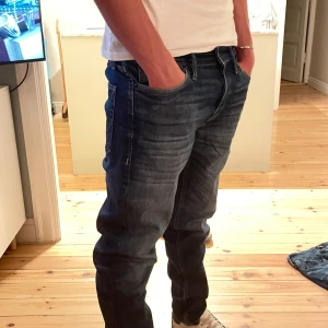 Mörkblå jeans från Jack & Jones 31/32 - Snygga mörkblå jeans från Jack & Jones i modellen tapered mike . Nypris 899 men mitt pris 299! Storlek W31 L32 som passar modellen perfekt som är 183cm och 70kg. Bra skick på byxorna o stilrena till en vardaglig look och är lätta att matcha!🌟