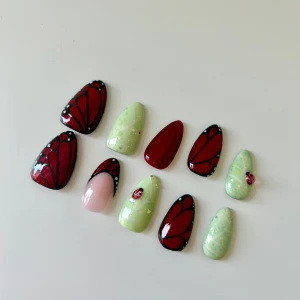 Press On Nails - Härliga naglar med cat eye och fjärilsdesign 🦋 Handmålade och gjorda av mig 🥰 Ingår lim, buffer och alkoholservett för prepp och applicering! 💅 