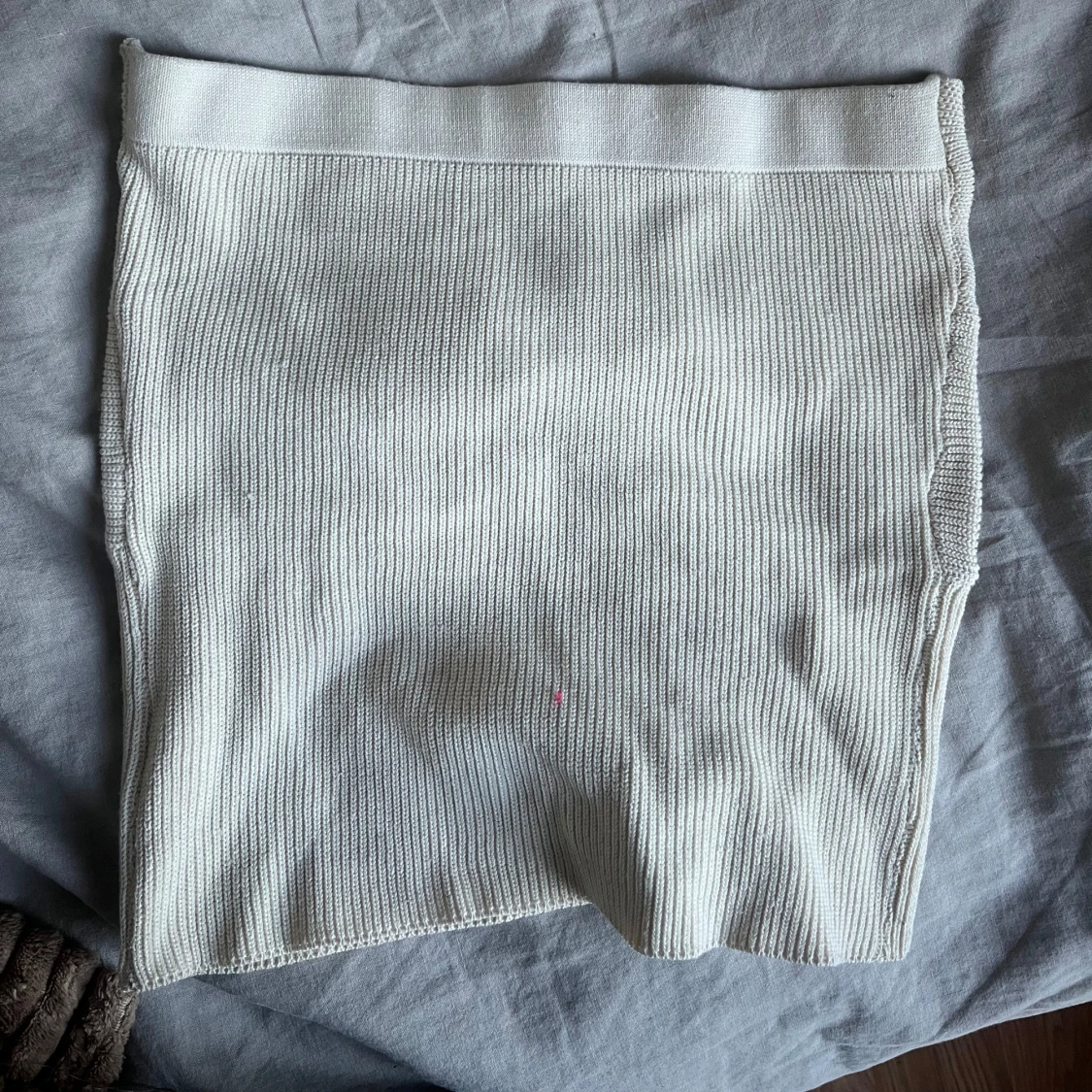 Vit stickad bandeu top med twistdetalj - 1