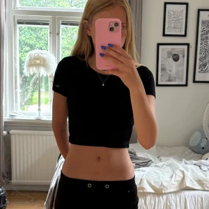 Svart croppad ribbad topp Even&Odd - En svart croppad topp från Even&Odd som är ribbad. Fint skick då den knappt använts💕storlek xs