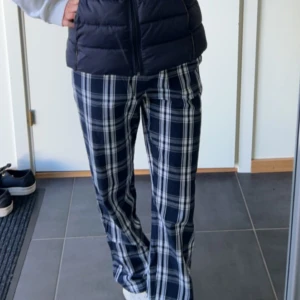 Blå och vita pyjamasbyxor  - Säljer dessa blå och vita pyjamasbyxorna från ellos i storlek 158/164. De har blåa band i midjan, kan även skicka fler detalj bilder