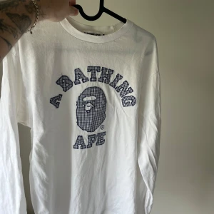 Vit långärmad BAPE tröja - Riktigt snygg bape, vill knappt sälja men har (pinsamt nog) vuxit ur den, på bredden hehe