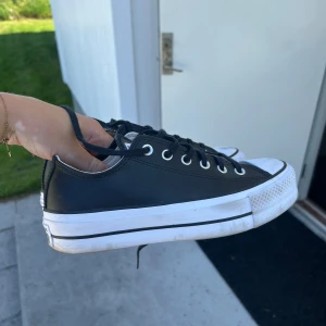 Svarta Converse sneakers i skinn -  Converse sneakers i läder, lite svart fram på dom annars jättefina 