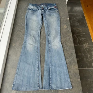 Blå bootcut jeans från Tally Weijl - Snygga ljusblå bootcut jeans från Tally Weijl med slitningar och klassisk femficksdesign. Jeansen har låg midja och är tillverkade i denim med lätt tvättad look.❤️