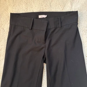 Kostymbyxa nelly  - Super fina flare kostymbyxor från nelly med låg midja och pressveck. Storlek 36. Ganska långa ben jag är 175 men lite för korta för mig. Väldigt lite använda 