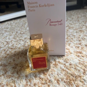 Baccarat Rouge 540 EdP 70ml - Baccarat Rouge 540 Eau de Parfum köpt från NK. Säljer pågrund av att det var en blind buy och doften passar inte mig. Flaskan är fyrkantig i glas med guldfärgat lock och röd etikett. Kommer i elegant vit kartong med guldiga detaljer och fransk design. En ikonisk doft med lyxig känsla. Skriv privat för fler frågor.