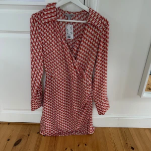Klänning - H&M klänning ny, stl S, nypris 299kr säljer för 80kr