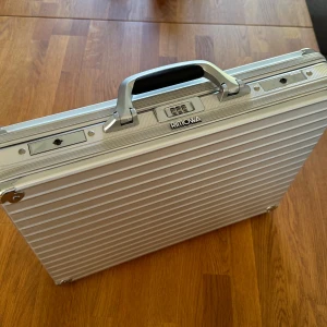 Rimowa portfölj  - Vintage Rimowa portfölj i mycket bra skick. Köpt på NK i Stockholm för många år sedan.