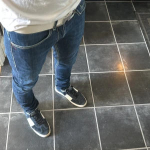 DONDUP JEANS - Säljer ett par blå slim fit jeans från Dondup med snygga kontrastsömmar och klassisk femficksdesign. Modell: Jeorge/slim fit | Storlek: 31 | Skick: 9,5/10 | Pris: 599 kr | Frågor? Mvh Viktor Ekholm 