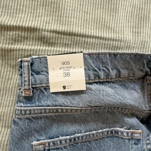 90s high waist jeans från Gina Tricot - Säljer ett par ljusblå 90s high waist jeans från Gina Tricot. Tillverkade i premium denim för en autentisk vintagekänsla. Nya