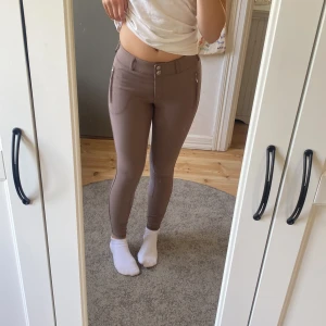  ridbyxor från CRW, stl 150 - Säljer ett par ridbyxor från CRW i storlek 150. 