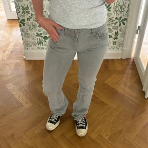 Grå lågmidjade jeans från Gina Tricot - Snygga grå jeans från Gina Tricot i storlek 164. Jeansen är inte i klassiskt jeanstyg utan i ett mjukare/lättare material.🩷