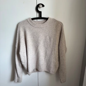 Beige stickad tröja med rund hals från H&M - Mysig beige stickad tröja med rund halsringning och långa ärmar. Används ett antal gånger, men är i mycket bra skick. Pris kan diskuteras. 