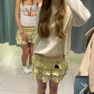 Volangkjol - Jättefin gul volangkjol, aldrig använd endast testad. Super fin nu till sommaren!!🌸☀️