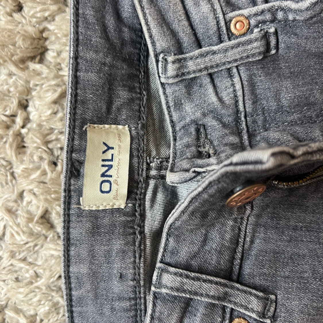 Mörkgrå bootcut jeans från ONLY - 1