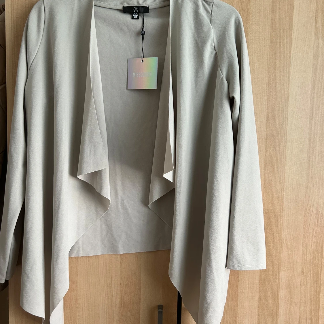 Beige omlott kavaj från Missguided - 1