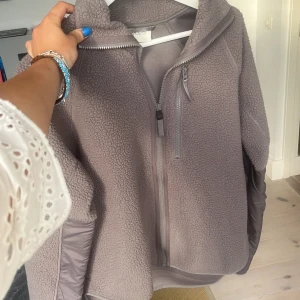Grå teddyjacka från H&M Move, S - Mysig grå teddyjacka från H&M Move i storlek S. Så fin till sena sommarkvällar eller hösten!! Aldrig använd👌
