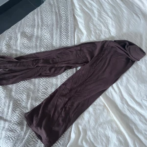 Bruna tröja  - Fin brun tröja som är urringad 