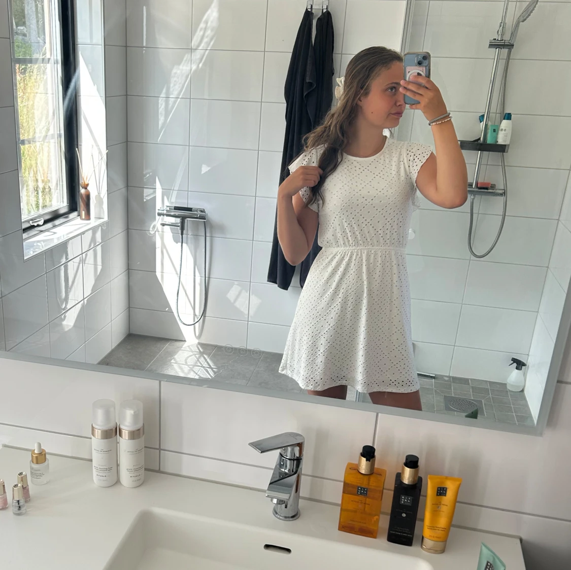 Vit kort klänning med broderade detaljer - 2