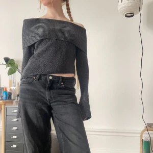 Ribbstickad topp - Supersnygg grå stickad topp! off shoulder och långa ärmar med slits, snett skuren i botten 🫶🏻 köpt i frankrike 💕