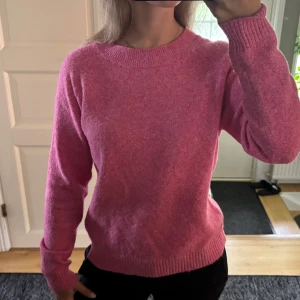 Rosa stickad tröja från Vero Moda - Mysig rosa stickad tröja från Vero Moda med rund halsringning och ribbade muddar. Med superskönt material. Passar perfekt för mig som vanligtvis bär XS-S men funkar även för en M. 