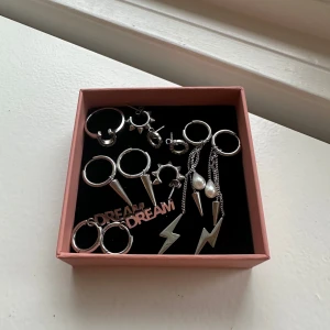 edblad smycken💓 - paket med flera snygga smycken från edblad💕om man bara vill köpa en så kolla in mina andra annonser💕ringen är i storlek 16,8 mm💕nypris på allt är ungefär 2200 men jag säljer allt för 1000💞