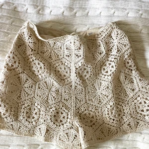 Beige virkade shorts från H&M - Superfina virkade shorts från H&M i beige med snyggt mönster. De är fodrade och har kan användas både Lågmidjade och högmidjade! ⭐️ skulle också säga att dom är xs-s