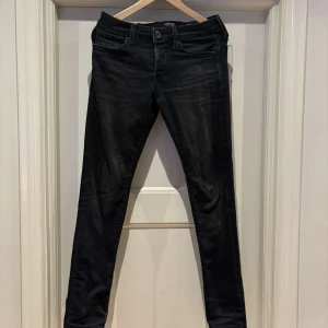 Svarta slim fit jeans från Jack & Jones - Sköna svarta slim fit jeans från Jack & Jones i Strl W29 L32
